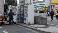 「最近、自動販売機で飲み物買った？」→10年で激減、街から消え続ける理由