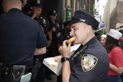 アメリカのドーナツみたいに世界の警察官が好きな食べ物って何？