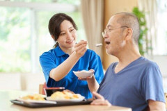 【悲報】絵師様「AIのせいで老人のウンコ処理とかこの国マジで終わってる」→介護職の差別として大炎上