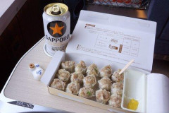 【画像】出張民ワイ、新幹線で飲む