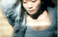 【画像】秋元真夏(33)のグラビア、アレがデカすぎる・・・