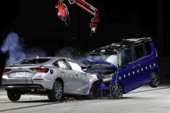 【悲報】お前ら「軽自動車は事故ったらうんたらかんたら～」←これ