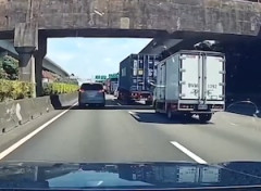 【動画】命が終わったかも。渋滞の最後尾にほぼノーブレーキの箱車が突っ込む事故。