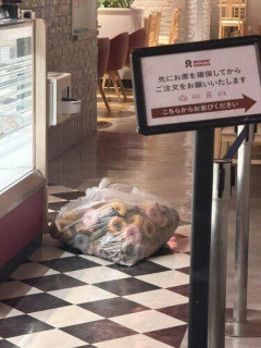 【悲報】ミスド売れ残ったドーナツ全部捨ててる
