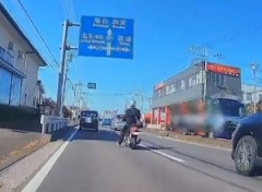 【動画】埼玉の国道で怪しい動きをしていたスクーター乗りが死にかける恐怖映像。
