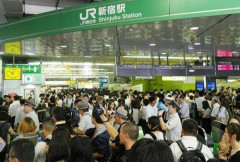 【悲報】新宿駅さん、1日300万人も利用者がいる