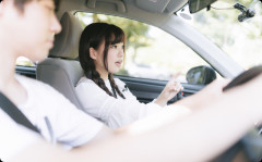 同僚2人(男女)を俺の車で送った事を彼女に話した。そしたら「助手席に他の女を乗せるなんて！」って怒りだしたんだが…