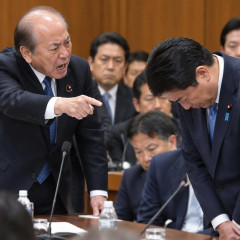 簗農水相、自民党の会合で「追い込まれ謝罪」 鈴木宗男氏の激怒で   |  やな大臣「何が問題なのか言ってみろよ😡」  |  まあ確かに権限あるわけ無いわな