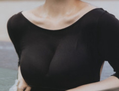 【画像】奇跡の美魔女(58)さん、ビキニ姿で突き出した結果