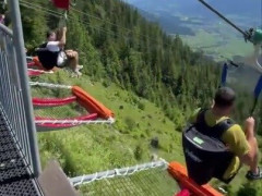 山の斜面から4人が横一列で滑り出すオーストリアのジップライン「バックパックの中身は途中で止まったとき用の弁当？」【海外の反応】