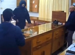 【動画】素早く銃で反応して強盗を撃退した宝飾店の店主がGJ。