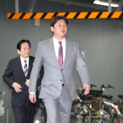 カープ新井監督が松田オーナーに〝激動のシーズン〟を報告「来季は今季の分までファンに喜んでもらいたい」「自分も笑いたい」