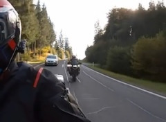 【動画】カーブで追い越しをしようとして道路を逸れたバイク乗りの奇跡のリカバリー。