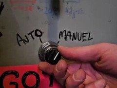 手書きラベルだらけの操作盤で250kW発電機を起動、切替つまみの綴りが「MANUEL」で「マヌエルが裏で全部、手でつないでる」【海外の反応】