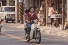昭和の原付はノーヘルでOKじゃったのう