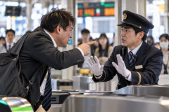 カスハラジジイ、駅員にカメラを持たせるとなにも言えず全員消滅ｗｗｗｗｗｗｗｗｗｗ