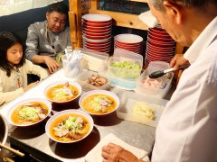 外国人「500円でこんなに大きなラーメン！」Japanese Food Craftsmanが価格を上げずに提供してる