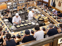 外国人「次は鴨鍋を食べたい」うどんそば 関西が大阪の大衆メシ屋を紹介してる
