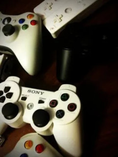 10年ぶりくらいにPS3起動したけど、コントローラのステックがベタベタして触ると臭いんだが