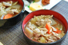 豚汁(ぶたじる)にキャベツと玉ねぎ入れるバカｗｗｗｗ