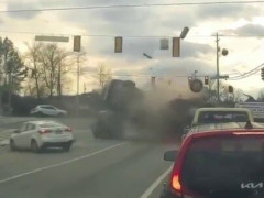 信号待ちの車列に後ろからSUVが突っ込む車載カメラ映像「だから高齢者には運転の再試験が要る」【海外の反応】