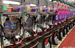 【画像】ガラガラのパチ屋で女が隣に座ってきた。俺に気があるのかな？
