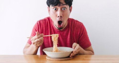 【悲報】40過ぎのオッサンなのにラーメン辞められず一人食べてる奴をみると、ああはなりたくないと思うよなｗｗｗｗｗｗｗｗｗｗ