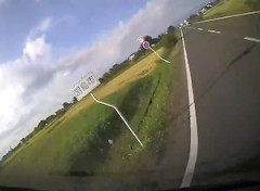 【動画】岐阜で軽自動車ミサイルを食らったハイエースが横転してしまう事故。