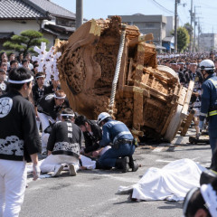大阪で祭りのだんじり横転、1人死亡-−泉佐野市   #速報 |  毎年死人が出てるのになぜやるのか？