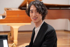 【悲報】ピアニスト角野隼斗(かてぃん)、反田恭平の「144キロ」速度超過ネタで悪ノリして謝罪