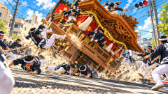 【悲報】だんじり祭りで惨事…大阪・泉佐野市でだんじりが横転、参加者ら複数人が下敷きに