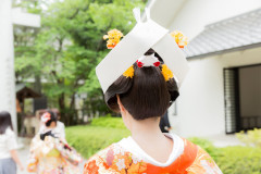 披露宴。新婦である親友が明らかに元気がない。私（どうした…？）　→　後日、理由を聞いてみると…　親友「やめて！思い出したくない！」私「！？」　トンデモナイ事実が….,,