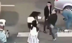 【悲報】中国女さん、キレた男が放ったケンカキックをモロに食らって吹っ飛ぶ
