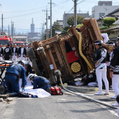 泉大津市でもだんじり転倒 1人死亡   #大阪 |  だんじり辞めたら生きる気力無くして自殺者増えるやろ