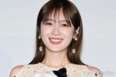 元乃木坂46高山一実、美脚際立つミニスカコーデの駅ショットに反響「スタイルの良さが引き立ってる」「ホームに普通にいるのびっくり」