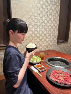 【画像】焼肉行って白飯(大)頼む女