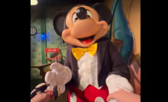 【動画】ディズニーに来た女性さん、ミッキーに「仕事32連勤終わらせてきた！」と伝える → びっくりしすぎたミッキーの反応がヤバすぎるｗｗｗｗｗ