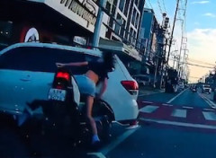 【動画】これはひどい右直直直事故。右折の車にバイク3台が突っ込む。
