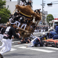 「だんじり祭り」で死亡事故相次ぐ、男性２人死亡・１６人重軽傷…交差点を曲がる際にバランス崩す   |  だんじりやってる町に住むなんて