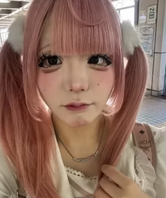 【画像あり】地雷メイクをやめた女の子、顔が激変してしまう👈😭