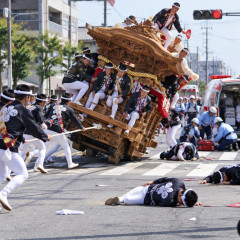「だんじり祭り」で死亡事故相次ぐ、男性２人死亡・16人重軽傷…交差点を曲がる際にバランス崩す   |  今回の件で世界的に有名になってもうたそッ閉じオバちゃん