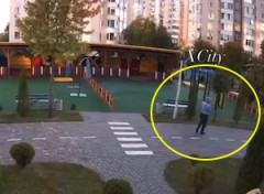 【動画】間一髪。ロシア軍による幼稚園攻撃をギリギリで避けた男。