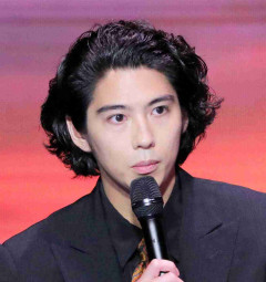 紅白司会から“落選”37歳俳優が「悔しい思いでいっぱい」「出直します」励まし相次ぐ「別班に…」賀来賢人