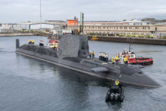 イギリス海軍のアスチュート級攻撃型潜水艦「アガメムノン」をアイルランド海に曳航！
