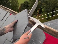 スレートの端をハンマーで斜めに切り落とし、屋根の溝の縁にぴたりと沿わせる職人「たぶん前にも1、2回はやったことあるな」【海外の反応】