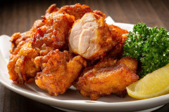 なろう主人公「これが俺の故郷の料理さ」現地民「うおぉ唐揚げうめぇぇ!!」主「おかわりもあるぞ！」←よく見るこの展開