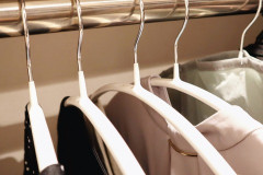 洗濯物を干す時、毎回クローゼットで妻の洋服を一枚ずつ動かして、隠れている空のハンガーを探すのが大変。