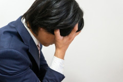 新任の上司からパワハラを受け、不当な扱いをされる。初めは自身の不足を見直し改善しようと努めたが…