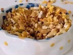 彼女は食事をしているといつも食べ物を散らかしてしまう。どうしてなの？ → こういうことでした…