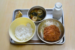 藤本ミキティー「小学校の給食、予算が足りないならもう水で良くない？」